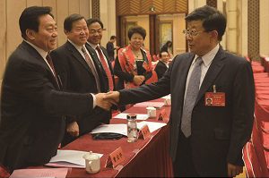 曹寶華與國(guó)務(wù)委員公安部長(zhǎng)趙克志握手